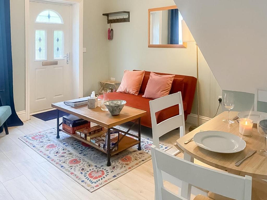 un soggiorno con un divano e un tavolo di Welsh Yard Cottage a Penrith