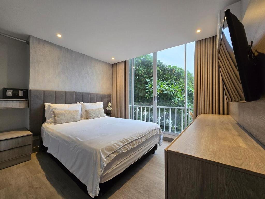 En eller flere senge i et værelse på Apartamento con balcón y vista al lago