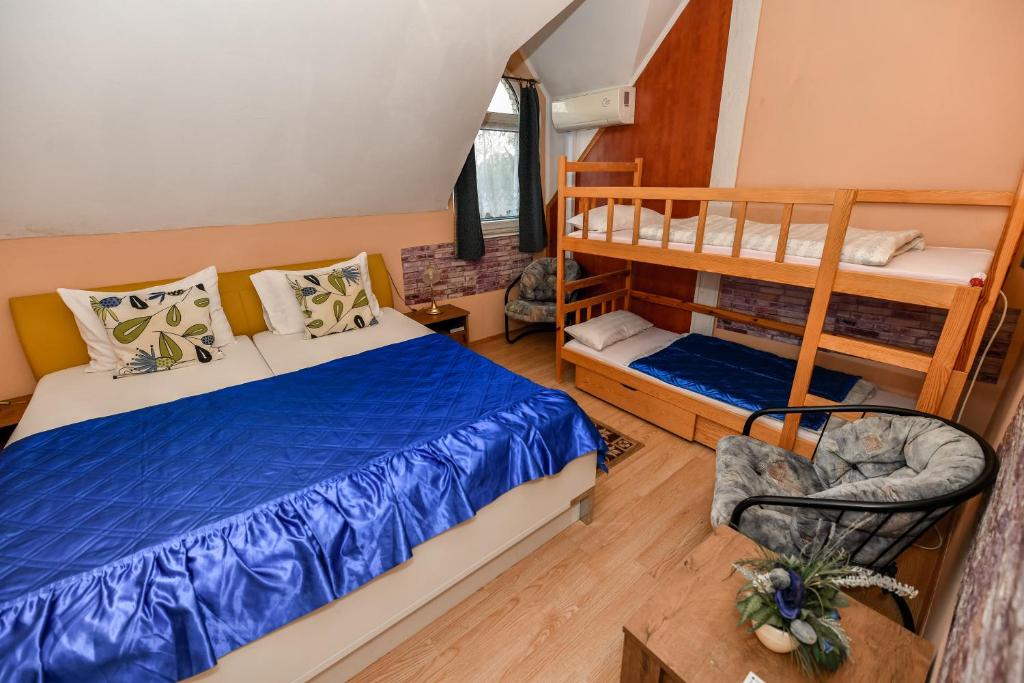 Postel nebo postele na pokoji v ubytování Lagúna Panzio Szántód