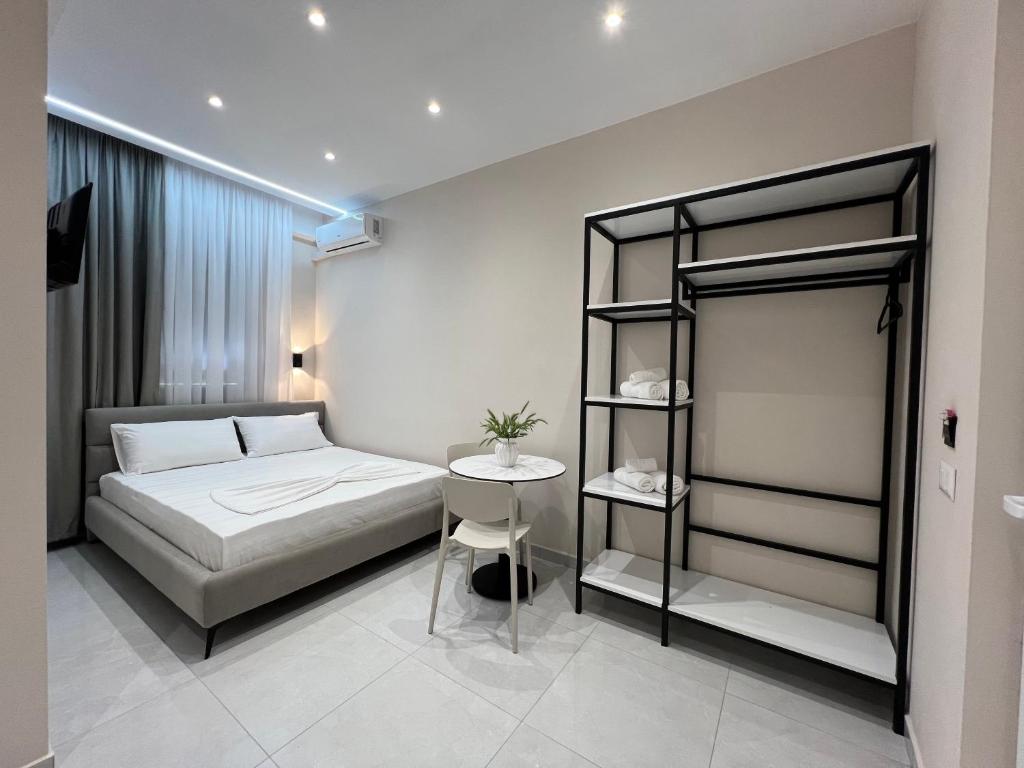 Postel nebo postele na pokoji v ubytování Aloju Rooms