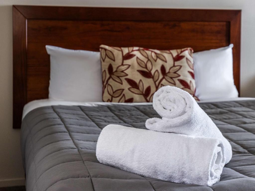 Postel nebo postele na pokoji v ubytování Turangi Leisure Lodge