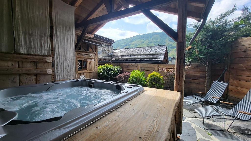 een jacuzzi op een terras in een huis bij La Bergerie du Miravidi in Bourg-Saint-Maurice