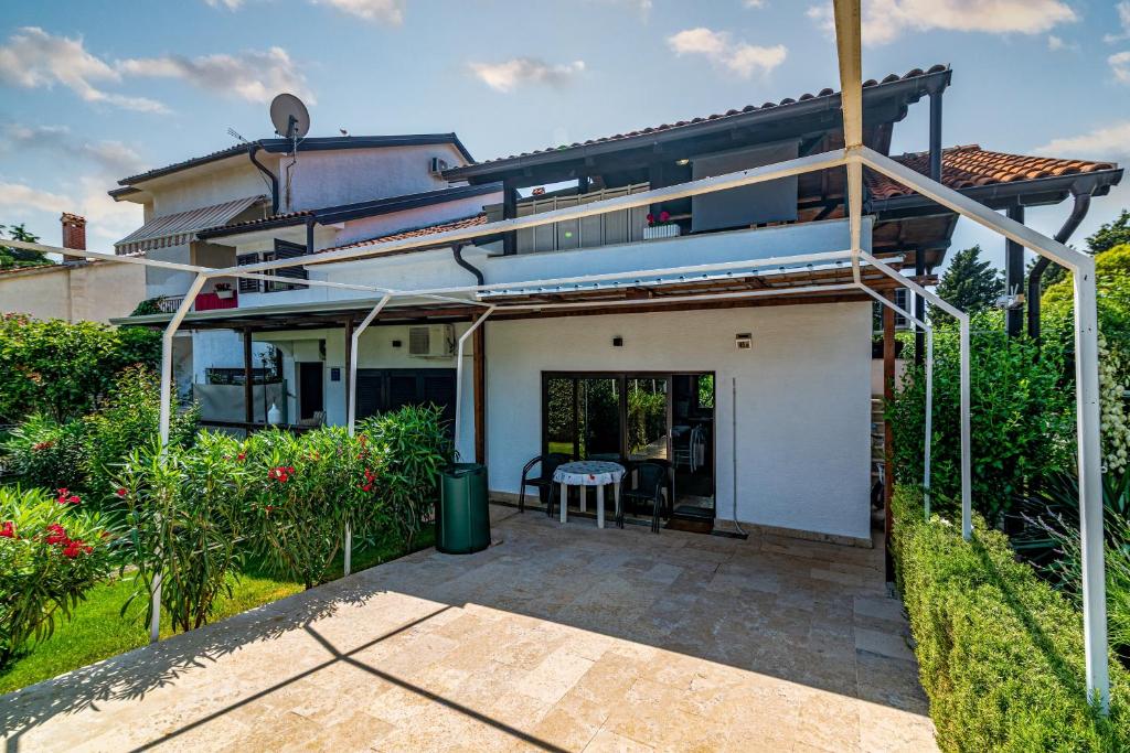 Apartments with parking space Porec - 23561