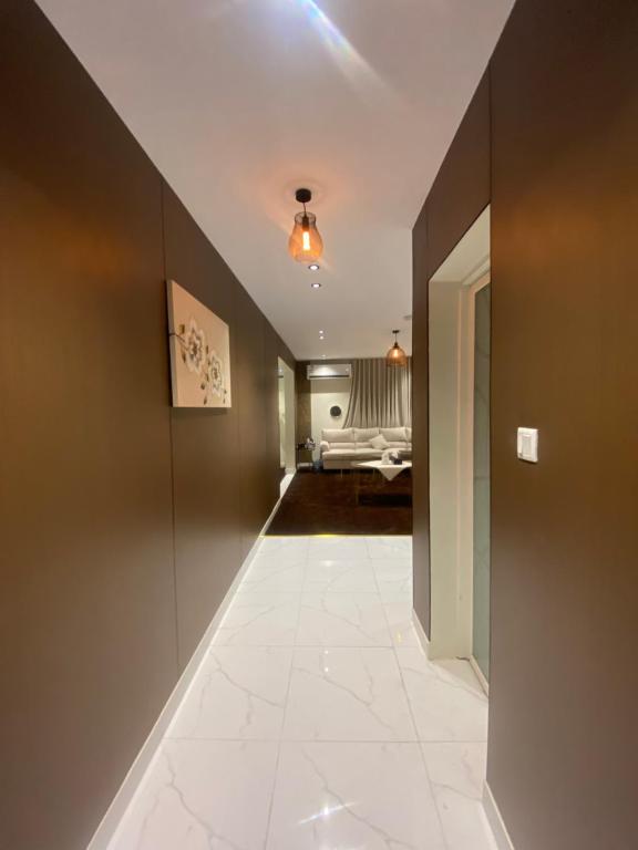 an empty hallway with a room with a couch at شقة أنيقة غرفة وصالة بأثاث فندقي in Dammam