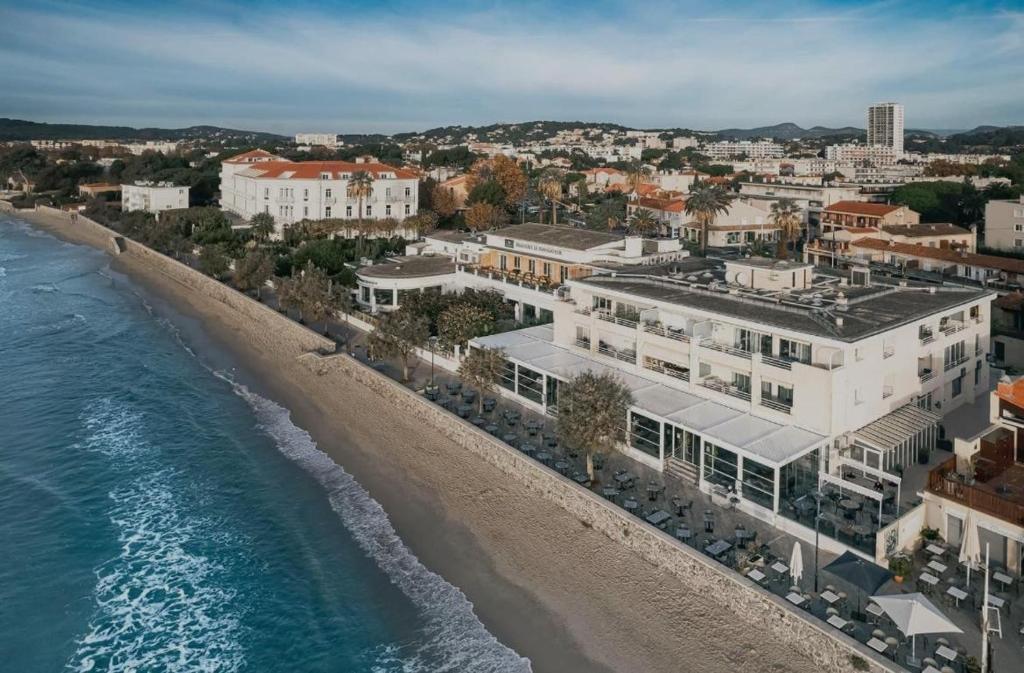- une vue aérienne sur la plage et les bâtiments dans l'établissement Gourmet studio - charm & comfort, à La Seyne-sur-Mer