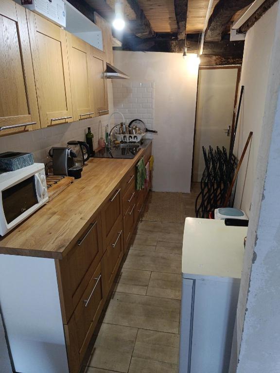 Kuchyň nebo kuchyňský kout v ubytování Maison Ancienne Albies