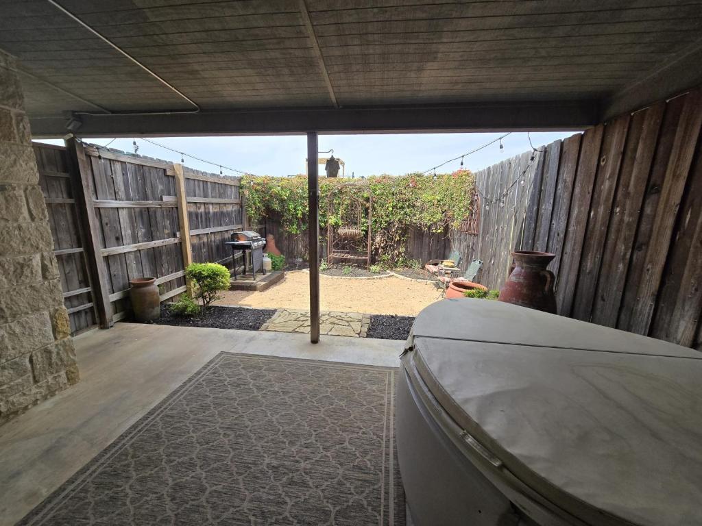 Balkón nebo terasa v ubytování New Pickleball, Cornhole, Pool, Patio & Hot Tub