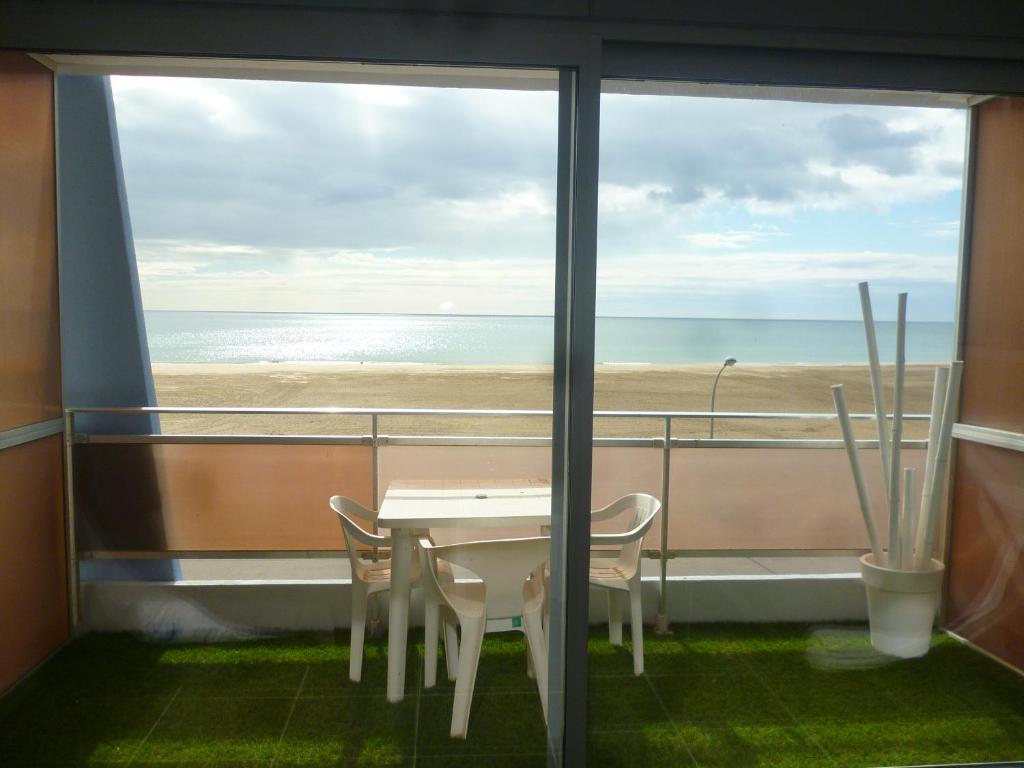 波爾拉努韋爾的住宿－le sunset，海滩景阳台配有桌椅