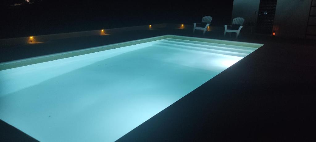 una piscina con illuminazione blu in una camera oscura di Quinta do Pinheirão a Coruche