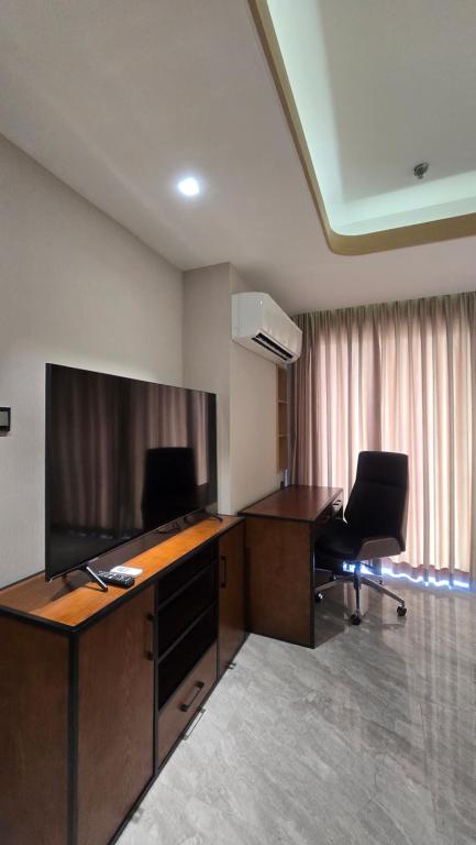 TV a/nebo společenská místnost v ubytování One Euphoria Luxe Hotel