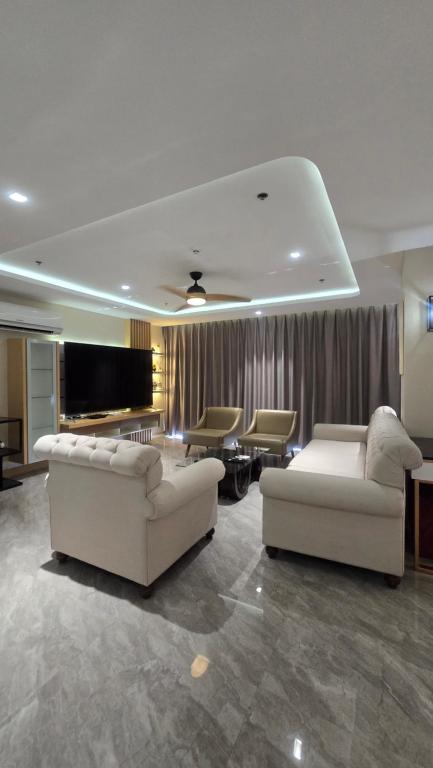 TV a/nebo společenská místnost v ubytování One Euphoria Luxe Hotel