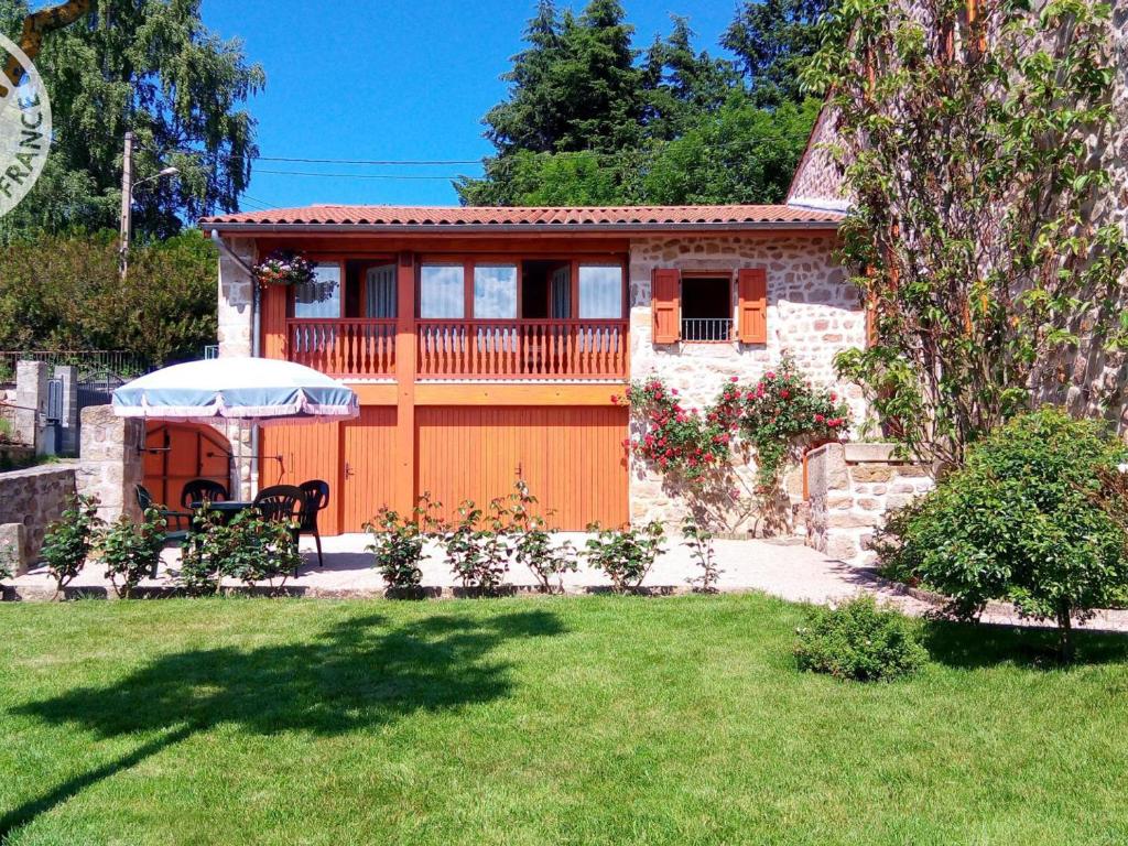 Taman di luar Gîte cosy 1 ch. avec jardin, animaux admis, rando et patrimoine aux Monts du Forez - FR-1-496-45