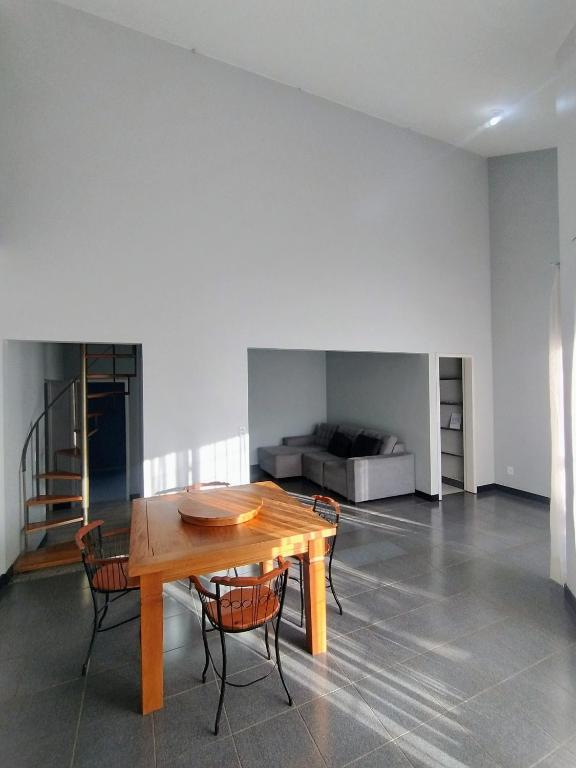 TV a/nebo společenská místnost v ubytování Casa 4 quartos com piscina