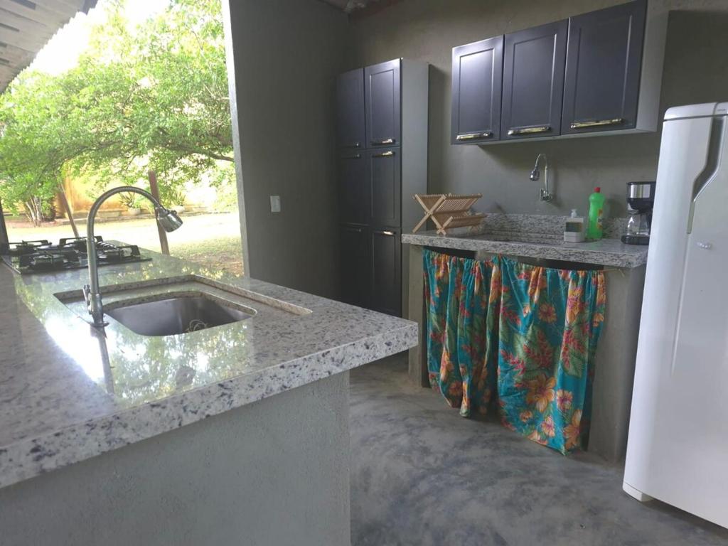 una cocina con fregadero y refrigerador en Peaceful Retreat in Atlantic Forest, en Recife
