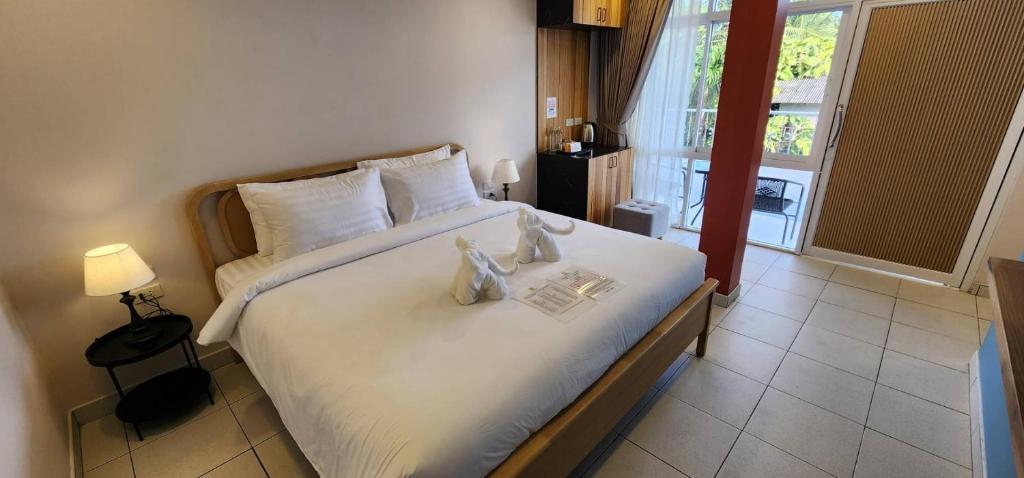 Postel nebo postele na pokoji v ubytování Lenny's Koh Samui
