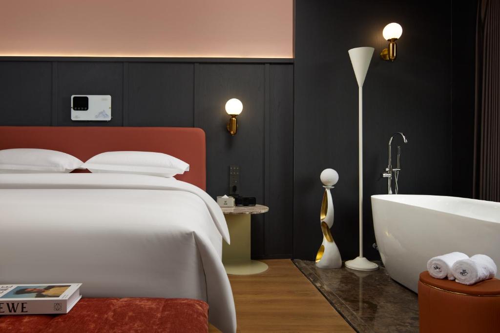 Voodi või voodid majutusasutuse Hotel Anaïs Divine Comedy toas