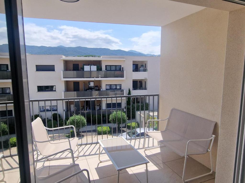 d'un balcon avec des chaises et une table. dans l'établissement Appartement 4 pers à Argelès-sur-Mer avec clim, WIFI et parking - FR-1-776-117, à Argelès-sur-Mer