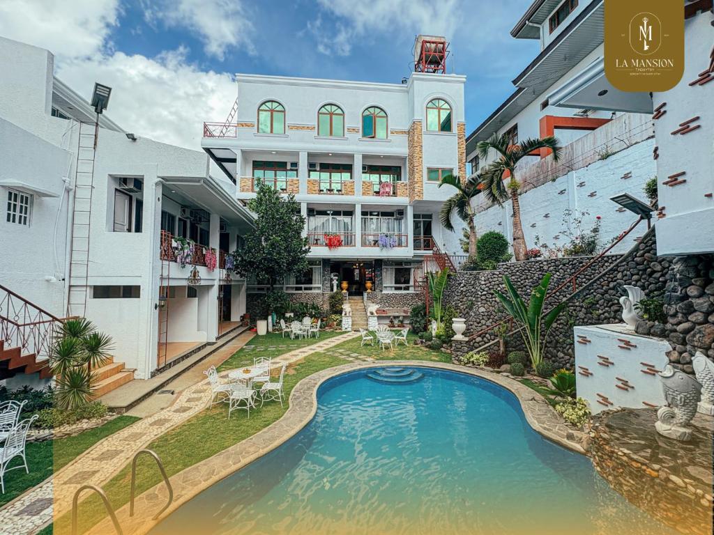 une piscine devant un immeuble dans l'établissement La Mansion Tagaytay, à Galicias