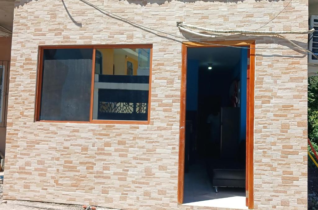 プエルト・バケリソ・モレノにあるHospedaje Playa del Oroのレンガ造りの建物