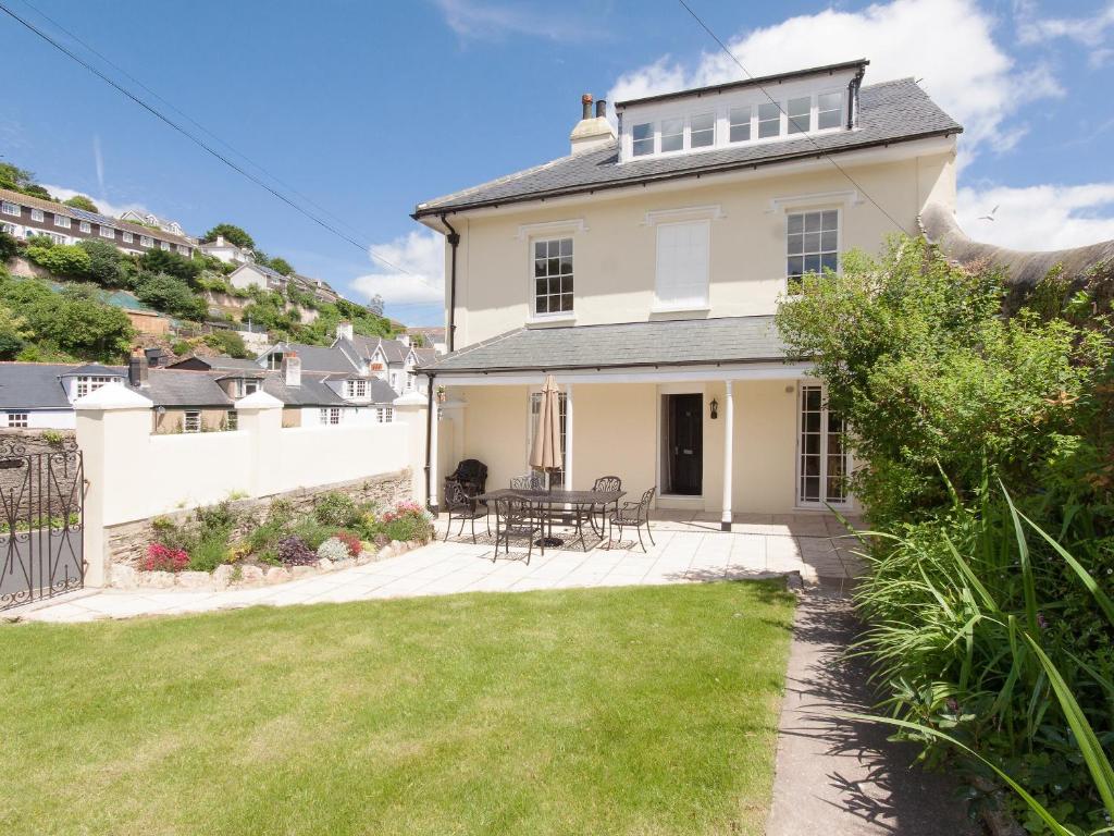 Casa blanca con patio y mesa en Hawkins, en Dartmouth