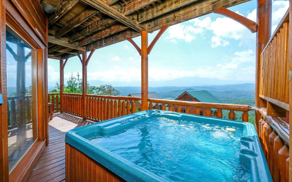 セバービルにあるThe Viewの- キャビンのデッキにあるホットタブ