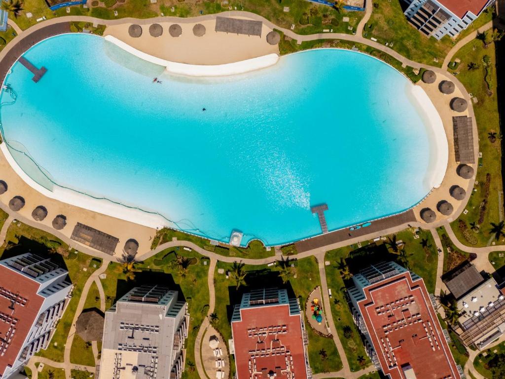 an overhead view of a large swimming pool in a city at Mazablue, alberca más grande de México in Mazatlán