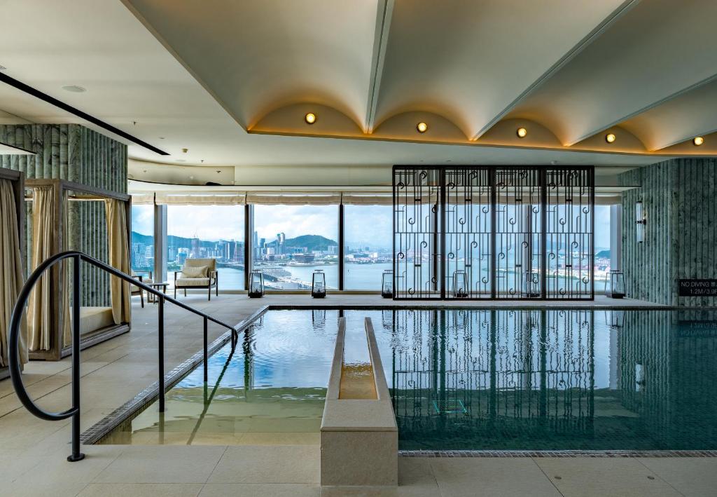 Bazén v ubytování The St. Regis Shenzhen Bao'an nebo v jeho okolí