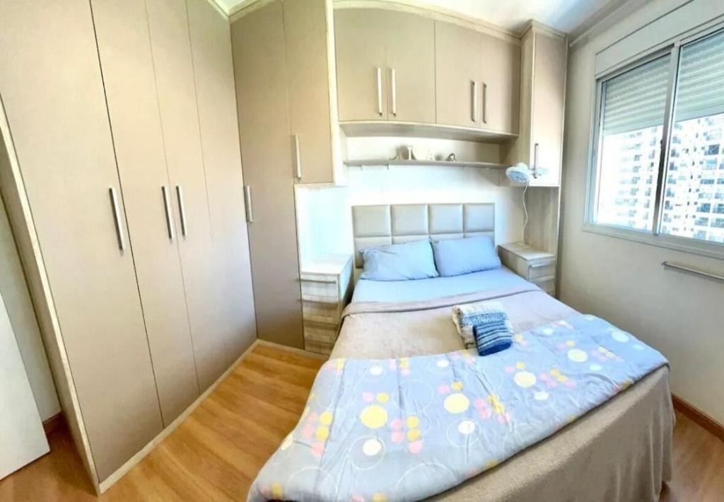 a bedroom with a large bed in a room at 704 B Luxo Centro SP | Brás - Completo + vaga de garagem in Sao Paulo