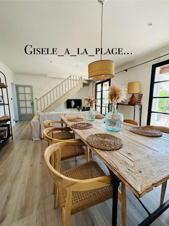 une salle à manger avec une table et des chaises en bois dans l'établissement Gisèle a plage, à Rivedoux-Plage