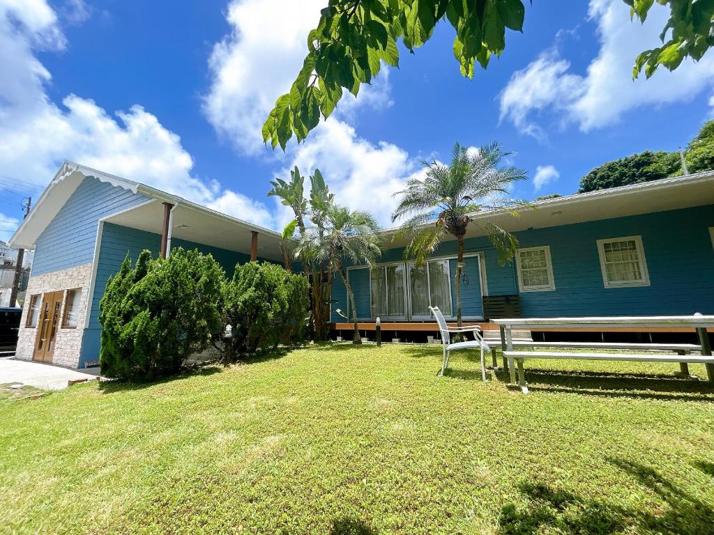 a blue house with a bench in the yard at LuLu Manza in Onna