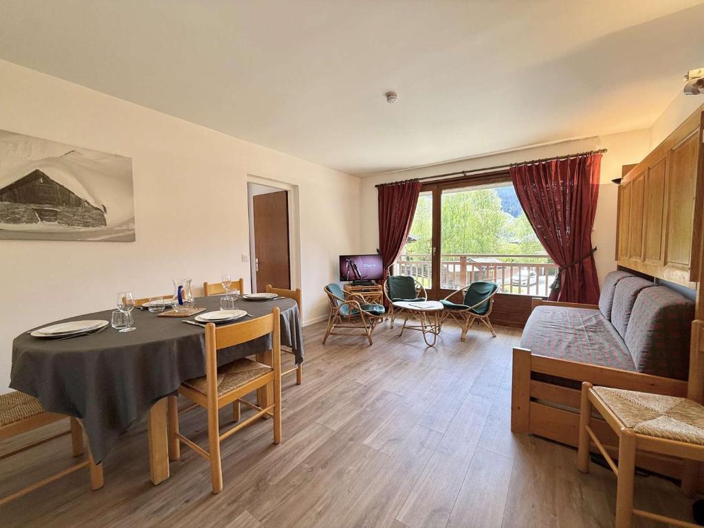 un salon avec une table et un canapé dans l'établissement Appartement 2 chambres à Praz-Sur-Arly avec parking - FR-1-603-125, à Praz-sur-Arly