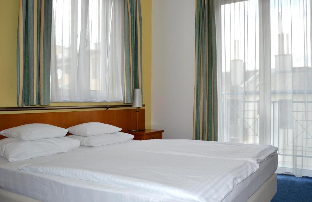 A bed or beds in a room at Hotel Veritas