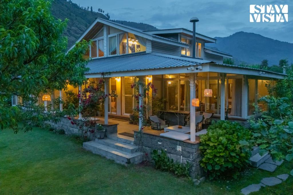 Nespecifikovaný výhled na hory nebo výhled na hory při pohledu z vily