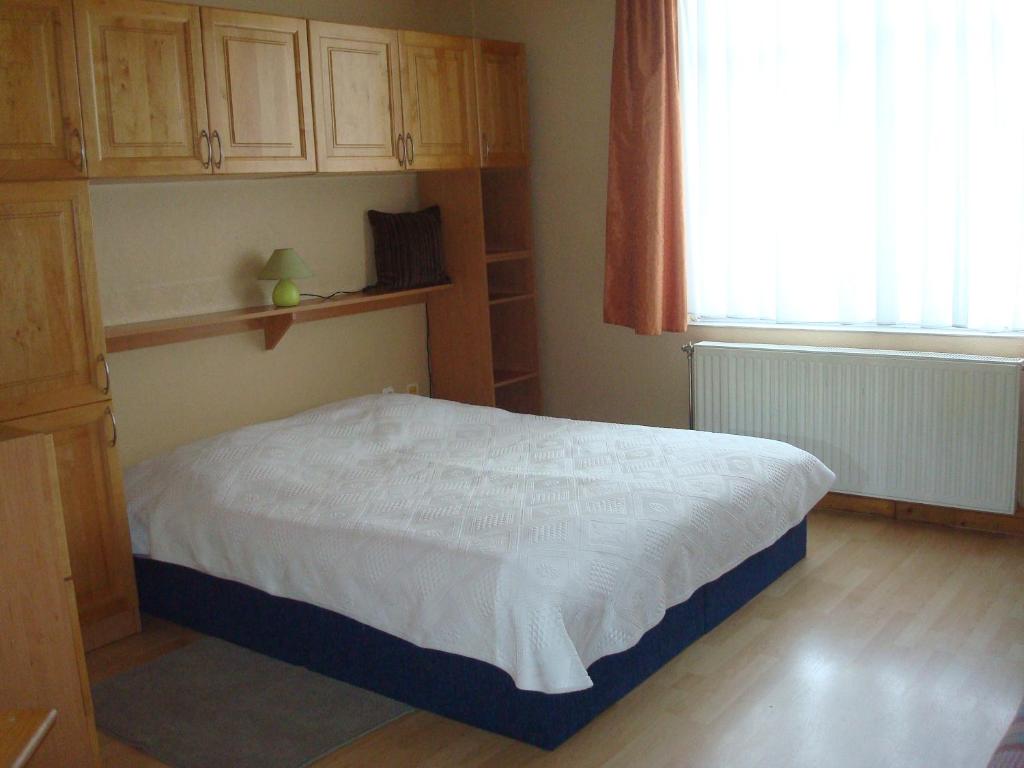 Łóżko lub łóżka w pokoju w obiekcie Kornél Apartman