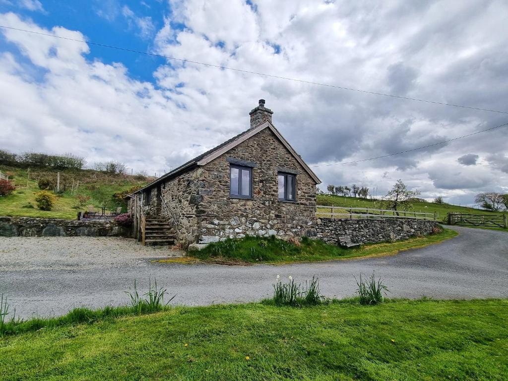 une ancienne maison en pierre sur le côté d'une route dans l'établissement Cefn Canol, à Betws-y-coed