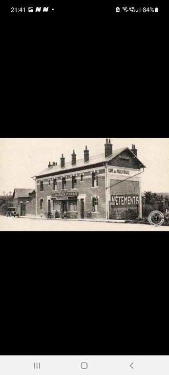 une photo en noir et blanc d'un bâtiment dans l'établissement Logement Omissy, 