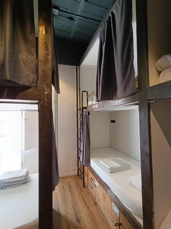 Postel nebo postele na pokoji v ubytování Black Swan Hostel Sevilla