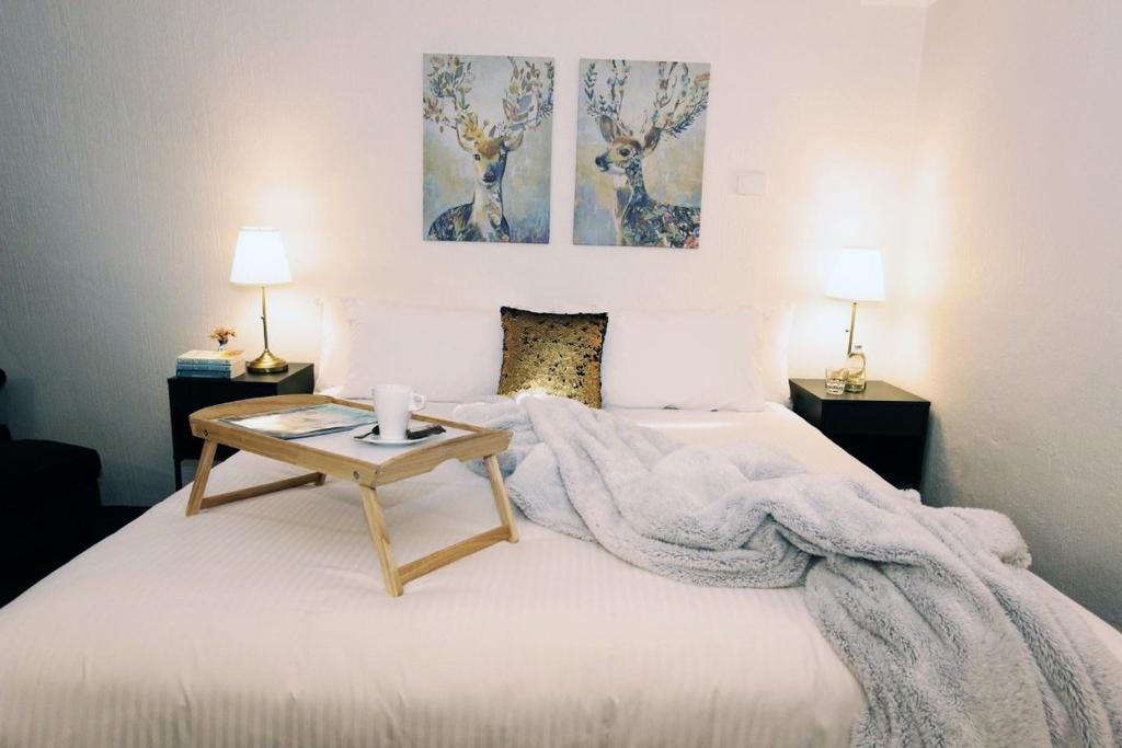 Postel nebo postele na pokoji v ubytování Bernti's Mountain Inn