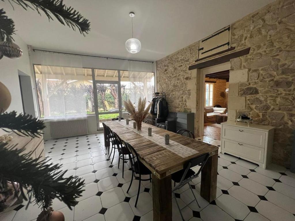 - une cuisine avec une table et des chaises en bois dans la chambre dans l'établissement Charming family home, à Marmande