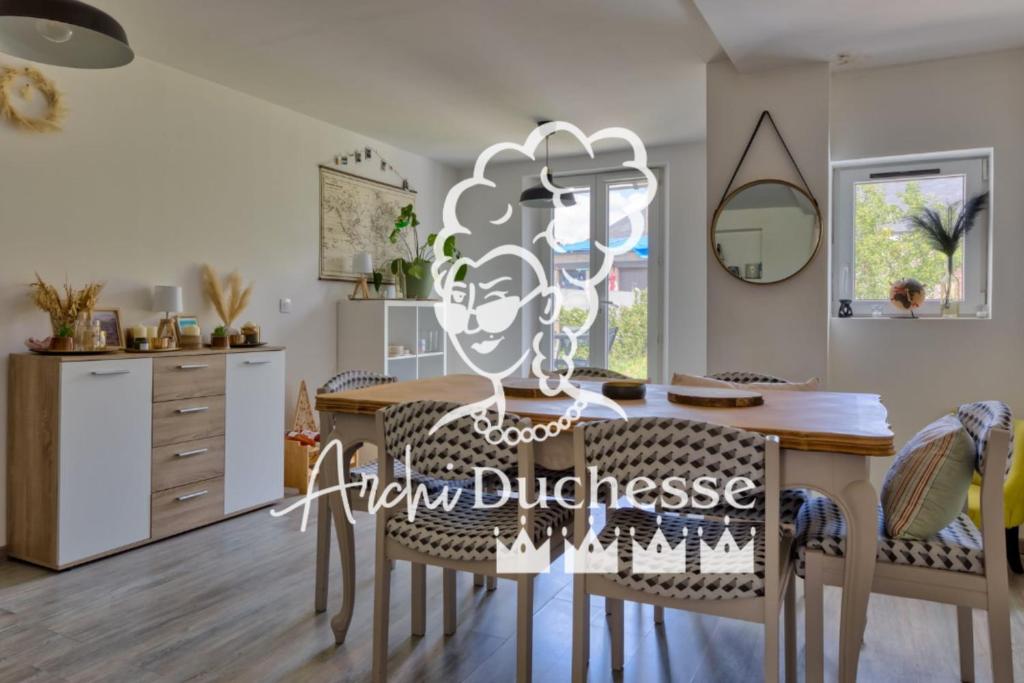 une cuisine et une salle à manger avec une table et des chaises dans l'établissement La Kase Dali jolie maison de ville avec jardin, à Grand-Couronne