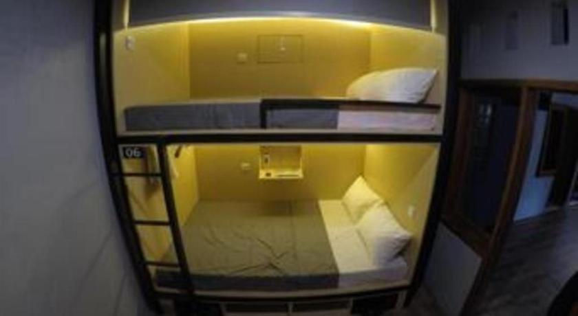 Postel nebo postele na pokoji v ubytování InnBox Capsule Hotel