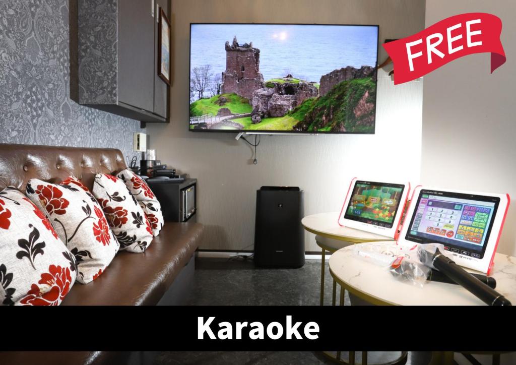 TV a/nebo společenská místnost v ubytování Hotel K6 Osaka Namba