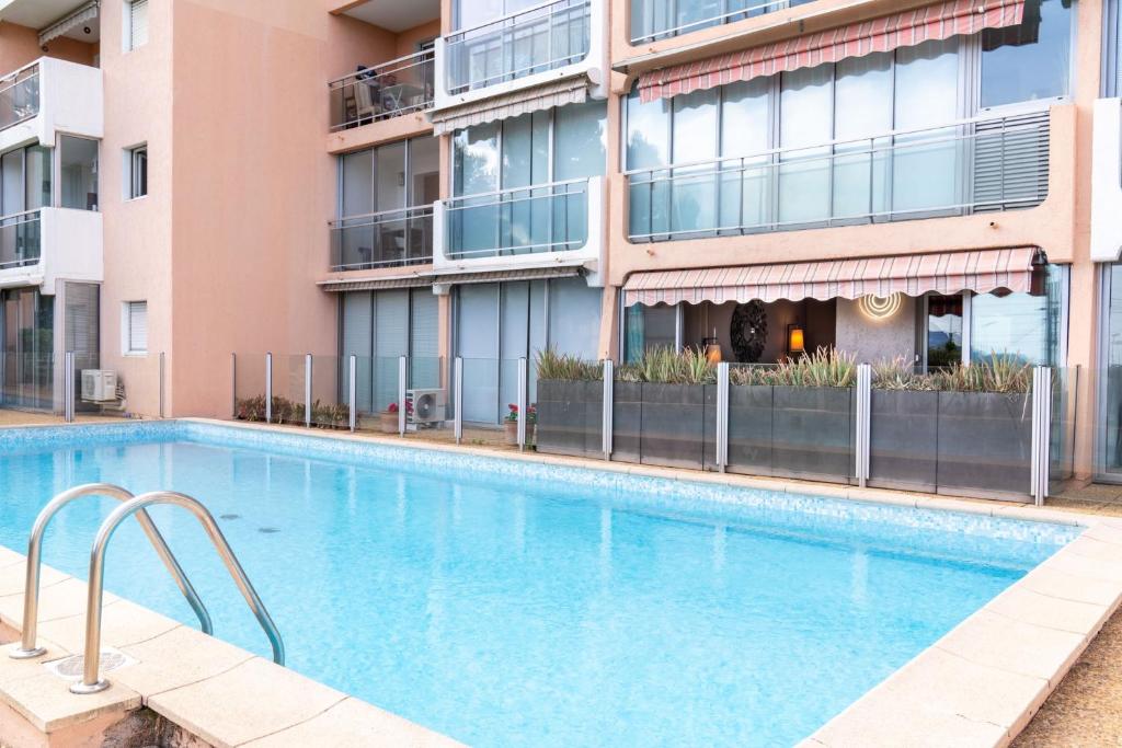 une piscine devant un immeuble dans l'établissement Cannes plage - avec terrasse, vue, mer, piscine, plage, garage, à Cannes