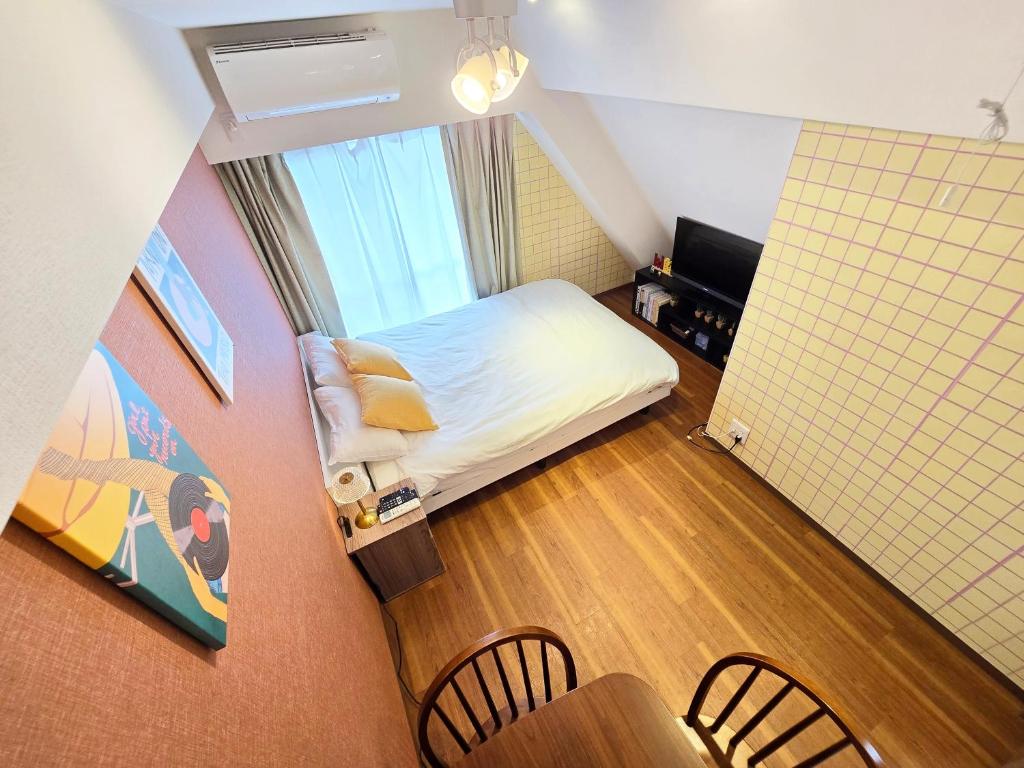 Hotel shinookubo A room, a small room with a bed and a window at shinookubo A room in Tokyo