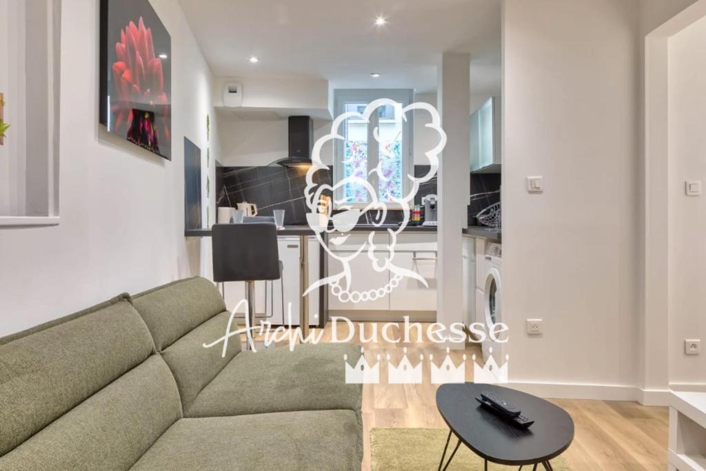 un salon avec un canapé et une cuisine dans l'établissement Le Enzo joli F2 au coeur de Rouen, à Rouen