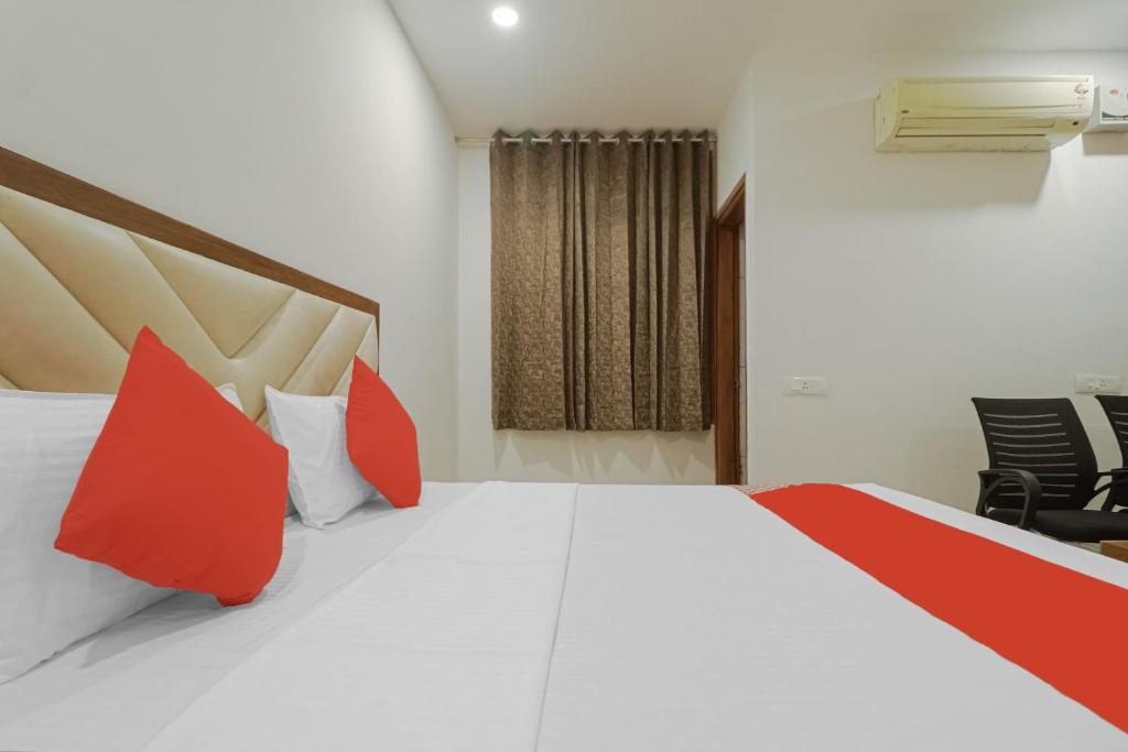 Postel nebo postele na pokoji v ubytování Hotel O Golfview