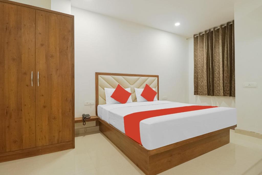 Postel nebo postele na pokoji v ubytování Hotel O Golfview