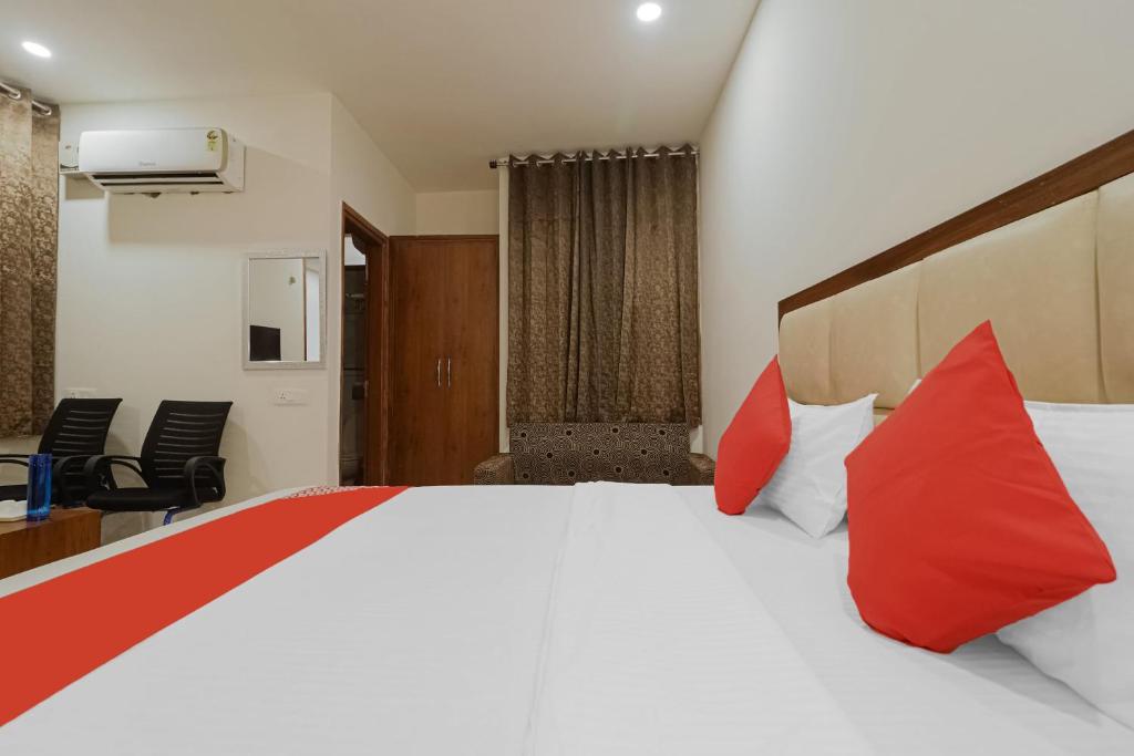 Postel nebo postele na pokoji v ubytování Hotel O Golfview