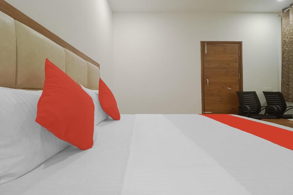 Postel nebo postele na pokoji v ubytování Hotel O Golfview