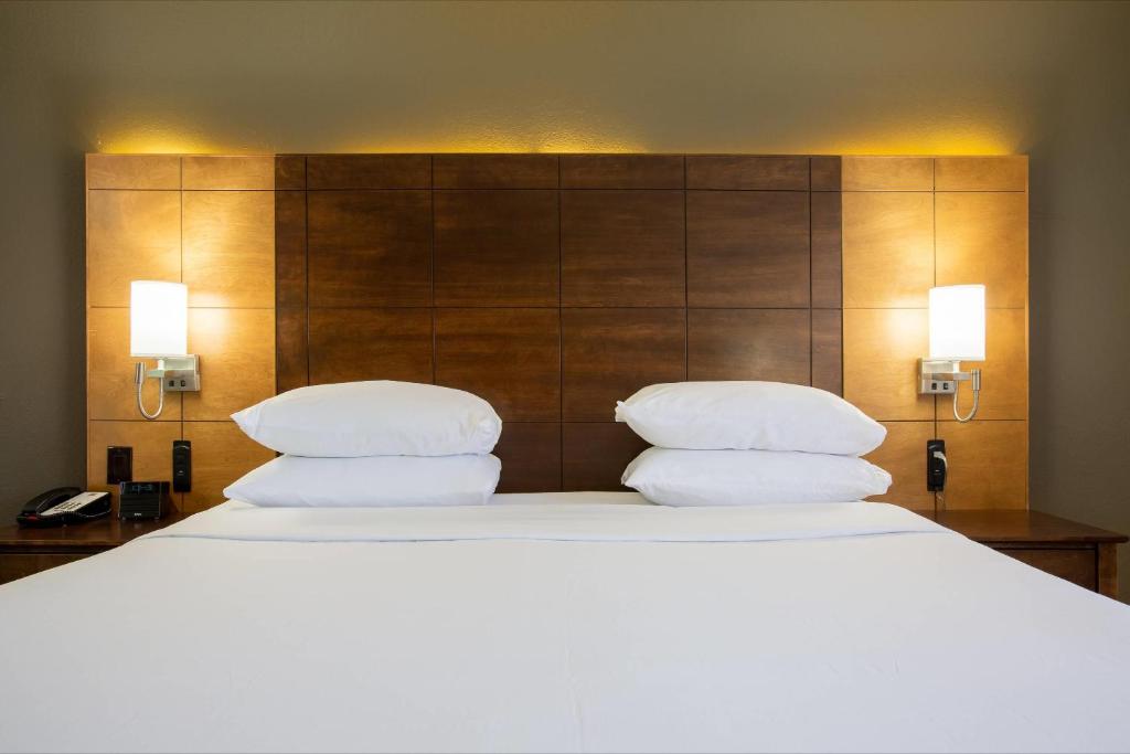 Postel nebo postele na pokoji v ubytování Arroyo Pinion Hotel, Ascend Hotel Collection